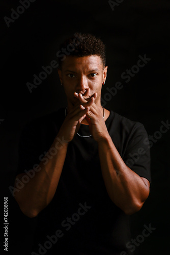Obraz na płótnie Low key portrait of young African man thinking w salonie