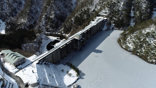 凍結した姉川ダムの水門