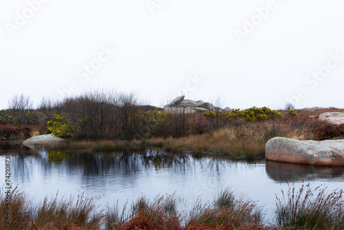 Paysage d'hiver sur la côte de granit rose en Bretagne-France photo