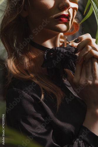 Foto Model woman posing elegantly with a black bow around her neck