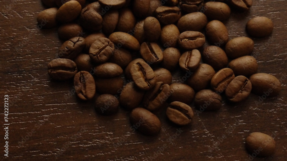 敷き詰めて置かれたコーヒー豆