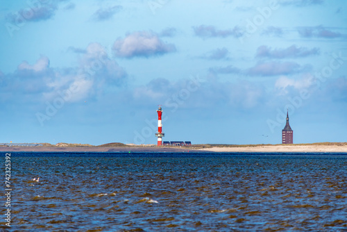 Meer mit Leuchtturm im Hintergrund