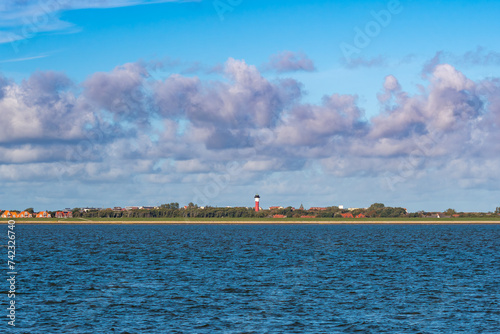 Meer mit Leuchtturm im Hintergrund