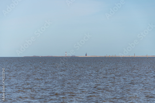 Meer mit Leuchtturm im Hintergrund