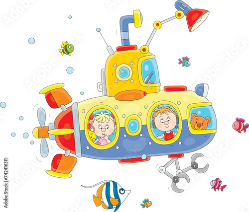 Little girl and boy traveli...