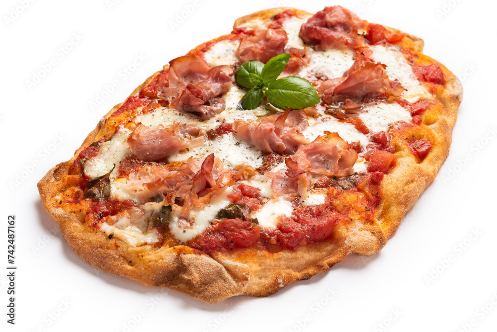 Pinsa romana con mozzarella, sugo e prosciutto cotto, isolata su fondo bianco, cibo italiano Pinsa romana con mozzarella, sugo e prosciutto cotto, isolata su fondo bianco, cibo italiano