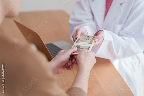 医師にお金を渡す患者