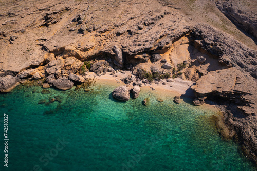 Felsiger Strand mit türkisblauem Wasser photo
