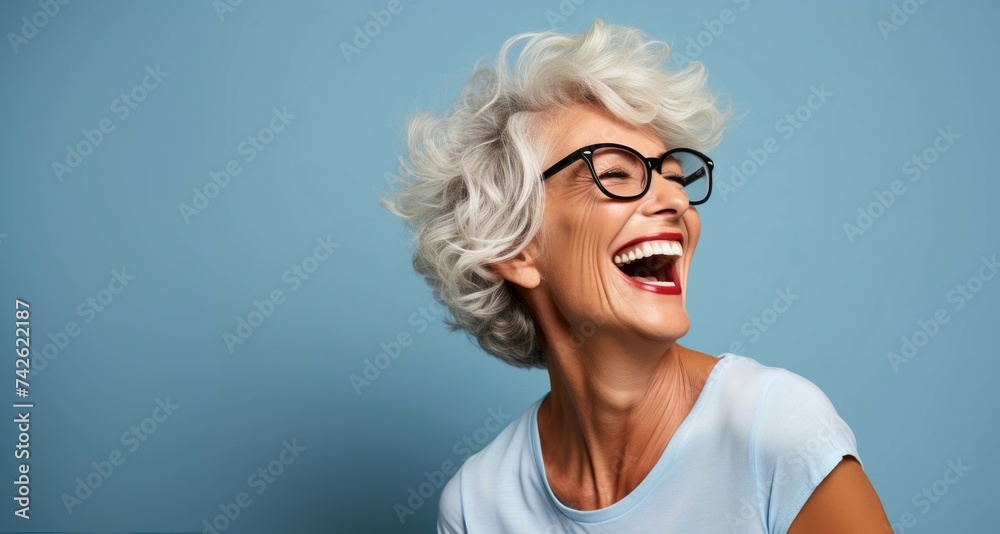 Mujer mayor o madura riendo, disfrutando de la vida - obrazy, fototapety, plakaty 