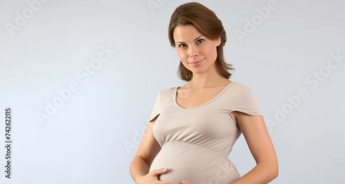 Mujer embarazada sonriendo, esperando bebé