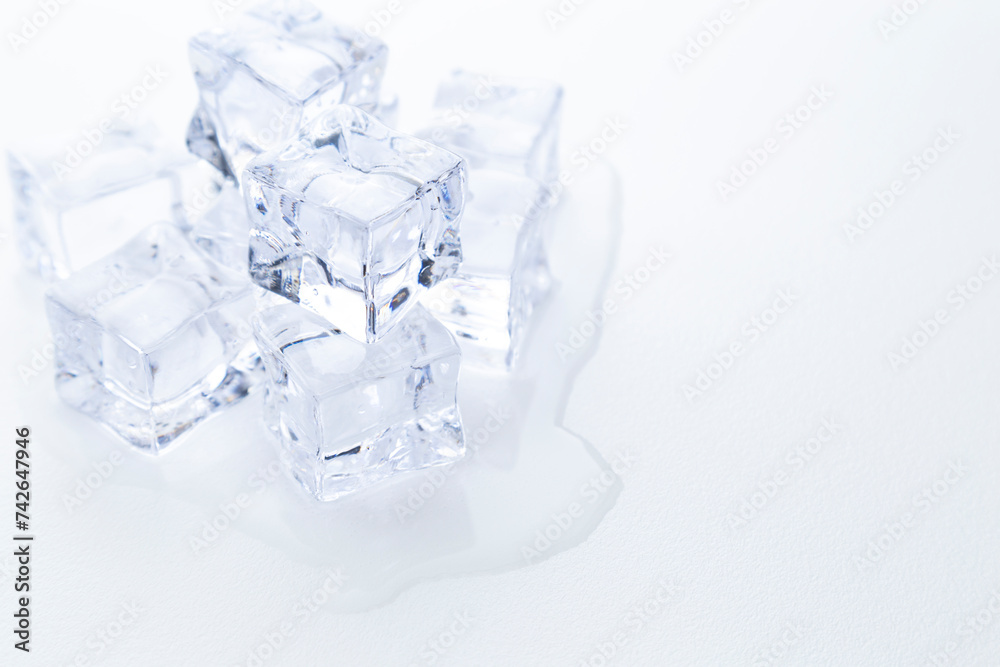 白背景に角氷 白背景に角氷
