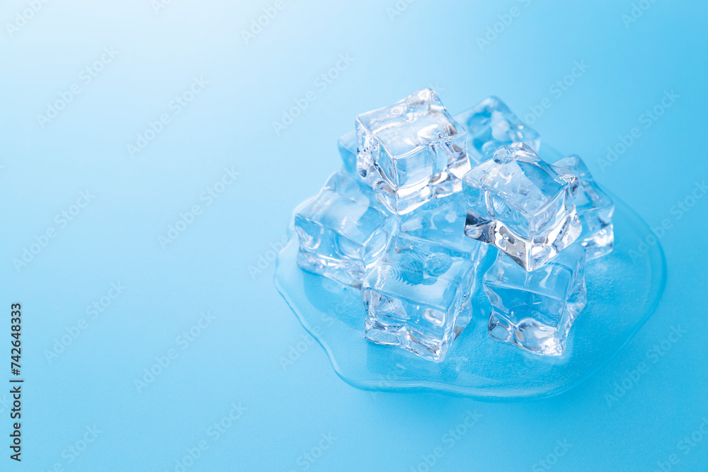 青背景に角氷
青背景に角氷