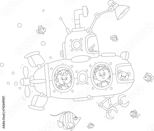 Little girl and boy traveli...