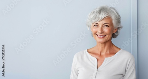 Mujer mayor sonriendo confiada