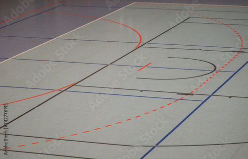 Hallenboden in einer Sporthalle mit diversen Spielfeld Linien