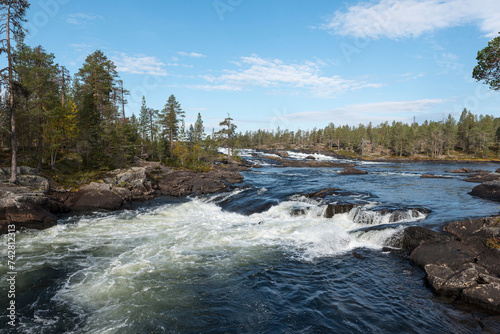Pitefluss am Trollforsen Wasserfall im Herbst in Schweden	