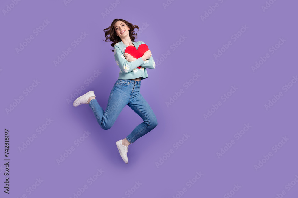 Φωτογραφία Full length photo of positive excited woman wear flower print cardigan jumping e