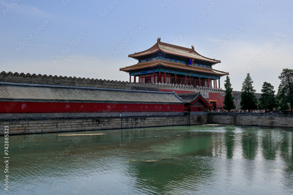 Viaje a Beijing china ciudad prohibida y plaza tiananmen . recorrido por dentro y fuera de la ciudad prohibida ,  mucho colorido y asombrosos edificios llenos de historia . También foto del trono 