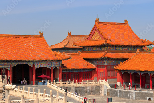 Viaje a Beijing china ciudad prohibida y plaza tiananmen . recorrido por dentro y fuera de la ciudad prohibida ,  mucho colorido y asombrosos edificios llenos de historia . También foto del trono  photo