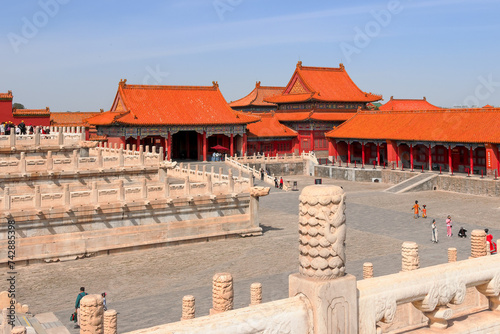 Viaje a Beijing china ciudad prohibida y plaza tiananmen . recorrido por dentro y fuera de la ciudad prohibida ,  mucho colorido y asombrosos edificios llenos de historia . También foto del trono  photo