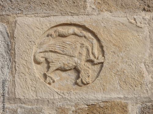 Sculptures en façade de l'élise d'Arnac-Pompadour (Corrèze=