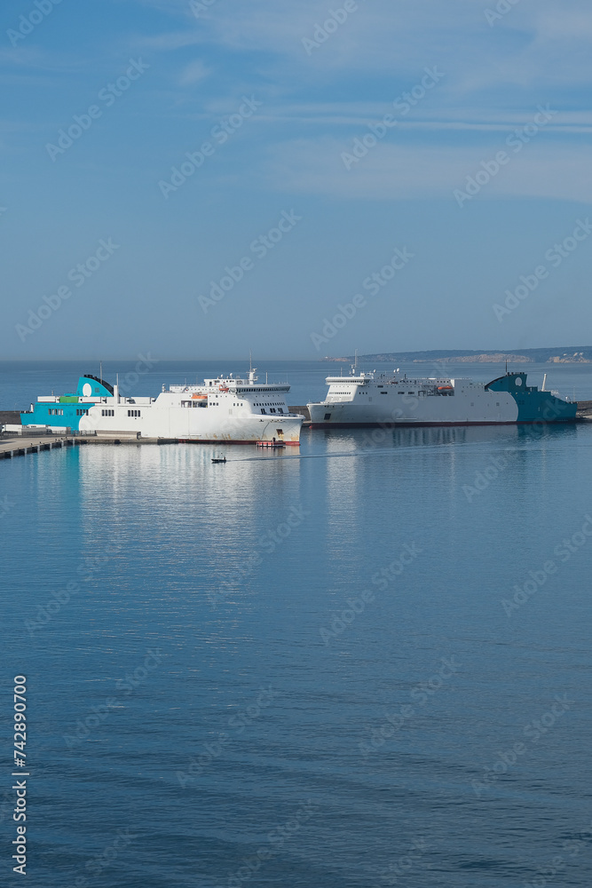 Φωτογραφία Mega car, passengers pax and cargo transporter ro-ro ferry ship cruiseship cruis