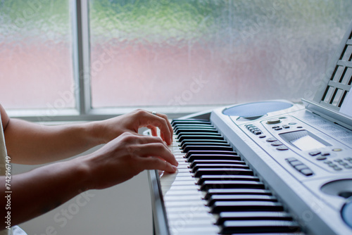 persona tocando el piano photo