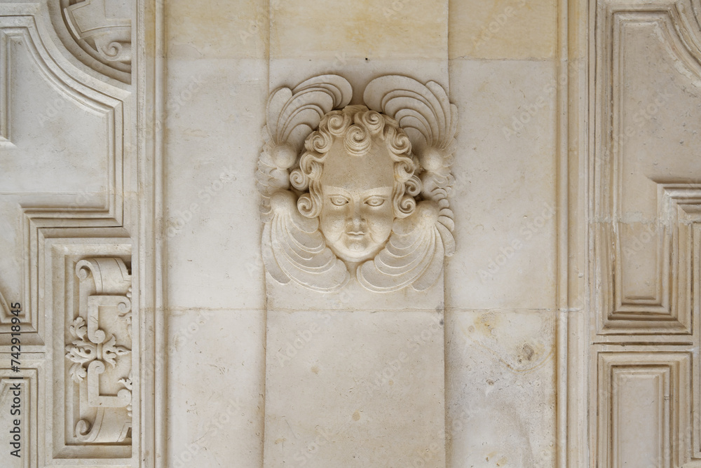 Plafond sculpté avec visage en pierre de taille à La Rochelle 