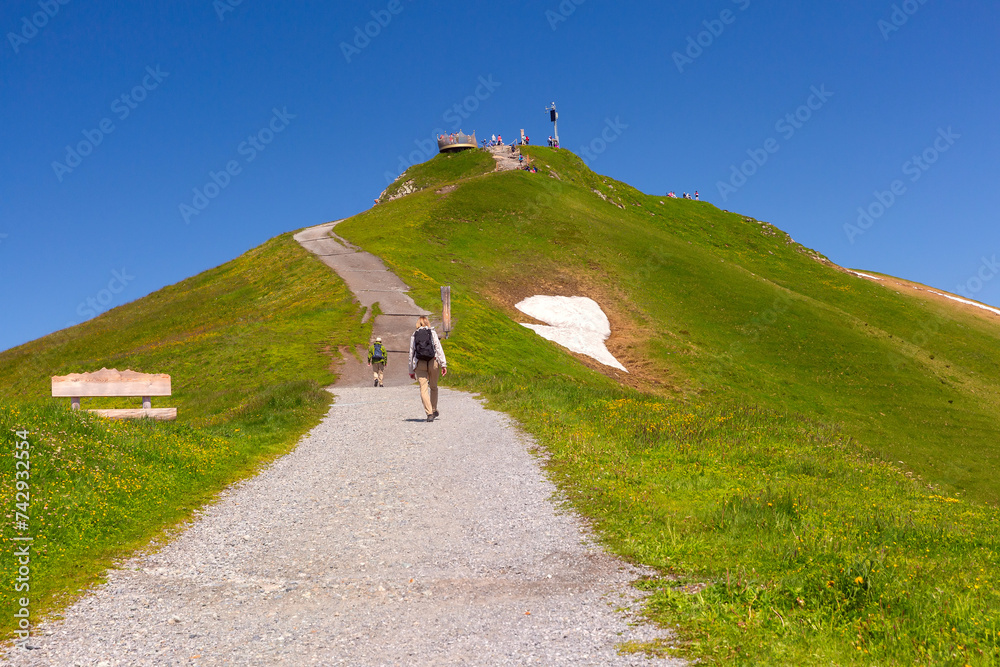 Obraz premium Hiking trail to summit of mountain Mannlichen with popular viewpoint in Swiss Alps, Switzerland.