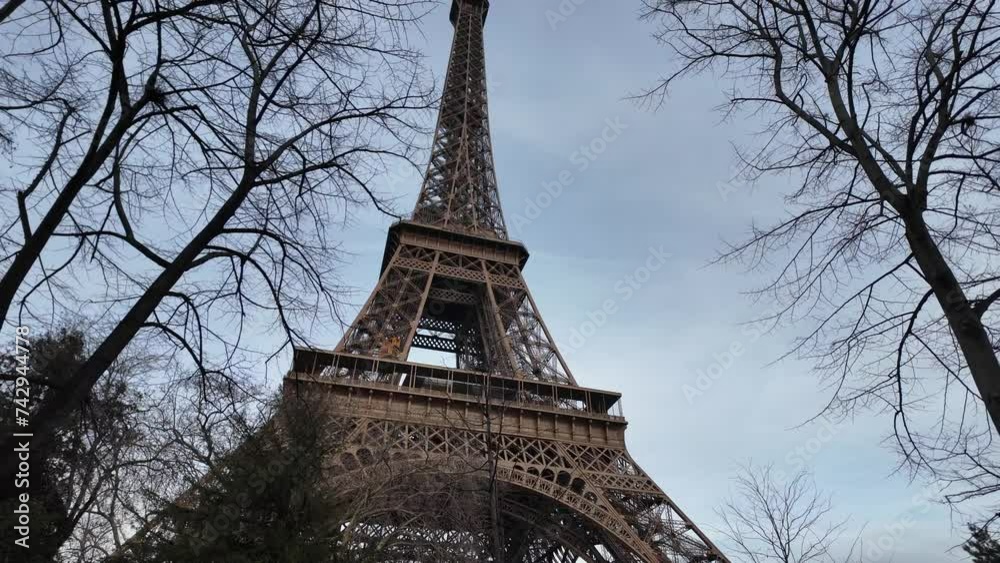 Torre Eiffel en cámara lenta