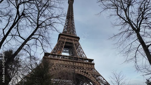 Torre Eiffel en cámara lenta photo