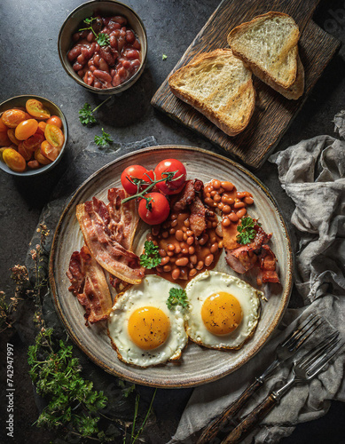 Traditionelles Englisches Frühstück mit Rührei Baked Beans Würstchen und Toast photo