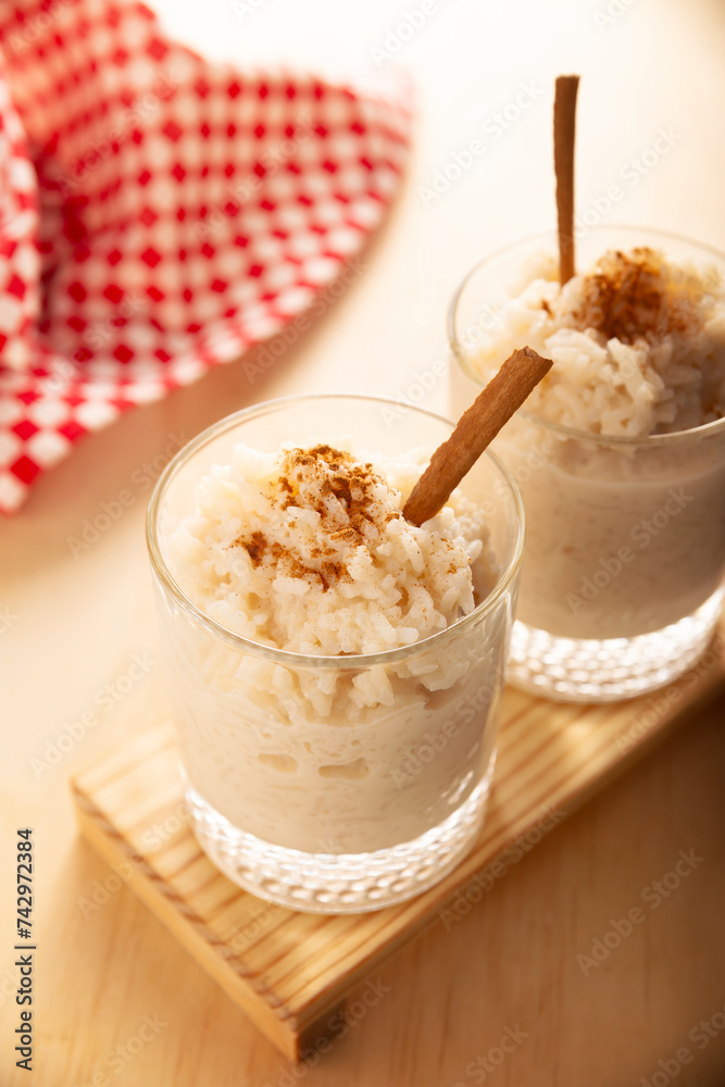 Fotografia do Stock Rice pudding. Sweet dish made by cooking rice in
