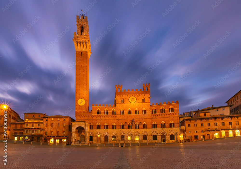 Fototapeta premium City Hall on the central square in Siena at dawn.