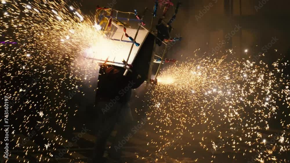 Festividad del torito con fuegos artificiales en Guatemala, danza del torito en actividad religiosa