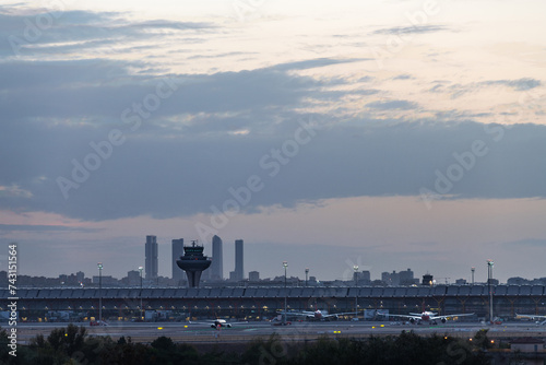 Panorama view of the T4 terminal of Madrid Barajas airport at dusk, with the skyline of the city and its four skyscrapers in the background. © Andrés García