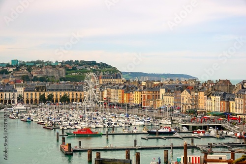 Vue en hauteur sur la ville de Dieppe en Normandie avec effet de lumière de fin de journée