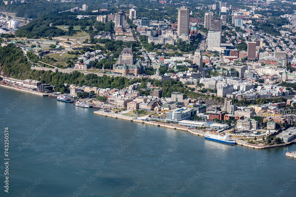 Vue aérienne de la Ville de Québec et de son port de mer