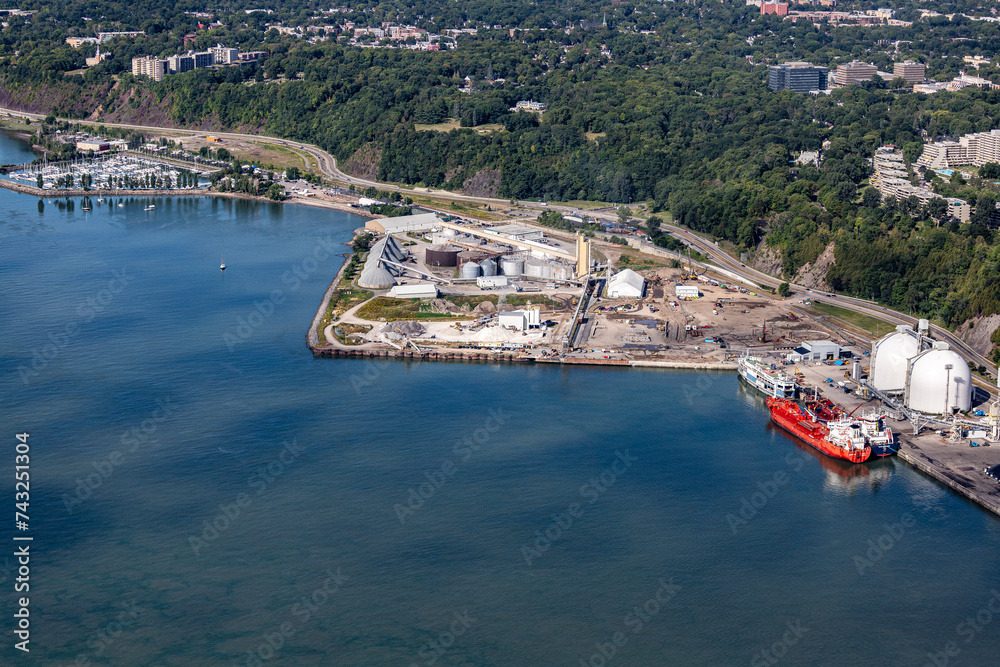 Fototapeta premium Vue aérienne de la Ville de Québec et de son port de mer