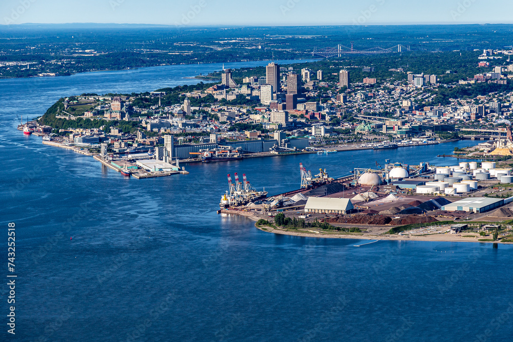 Vue aérienne du port de Québec et de la ville de Québec