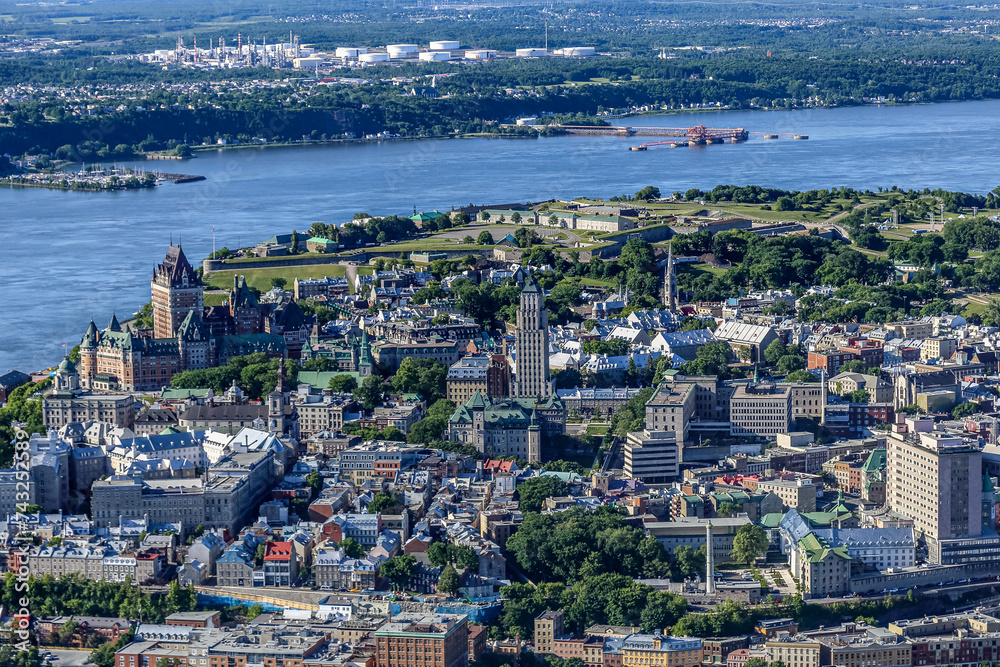 Obraz premium Vue aérienne de la ville de Québec et de la cité Parlementarie