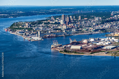 Vue aérienne du port de Québec et de la ville de Québec © JeanMarie