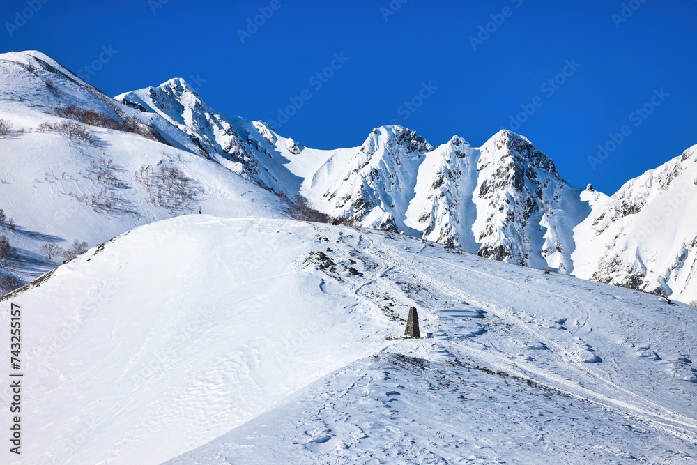 冠雪の北アルプスの唐松岳と八方尾根