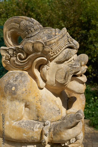 Skulptur aus Stein vor einem balinesischen Tempel 