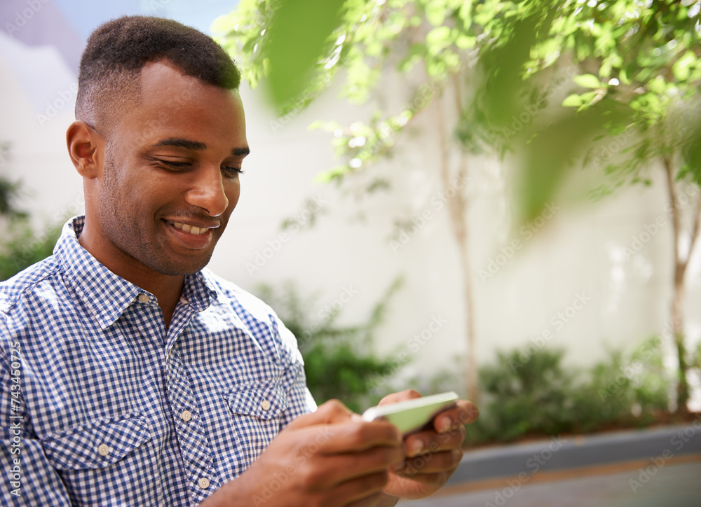 Φωτογραφία Face, phone and gaming with black man student outdoor on street or sidewalk for online fun in summer