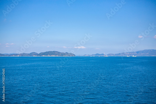 直島に向かうフェリーから見た瀬戸内海と島々