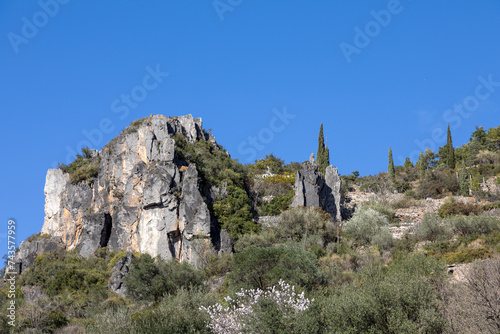 Village de Roquebrun dans le département de l'Hérault en région Occitanie - France photo