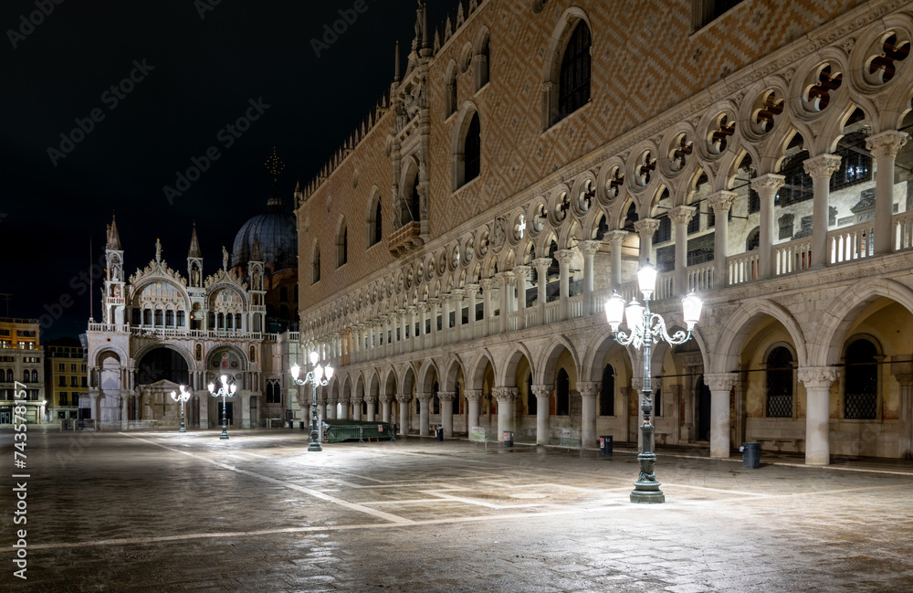 Venedig, Markusdom und Dogenpalast, Nachtaufnahme ohne Personen.