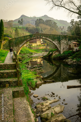 Puente romano de Liérganes reflejado sobre el río Miera