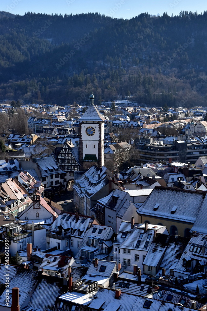 Das Schwabentor und die Freiburger Altstadt mit Schnee